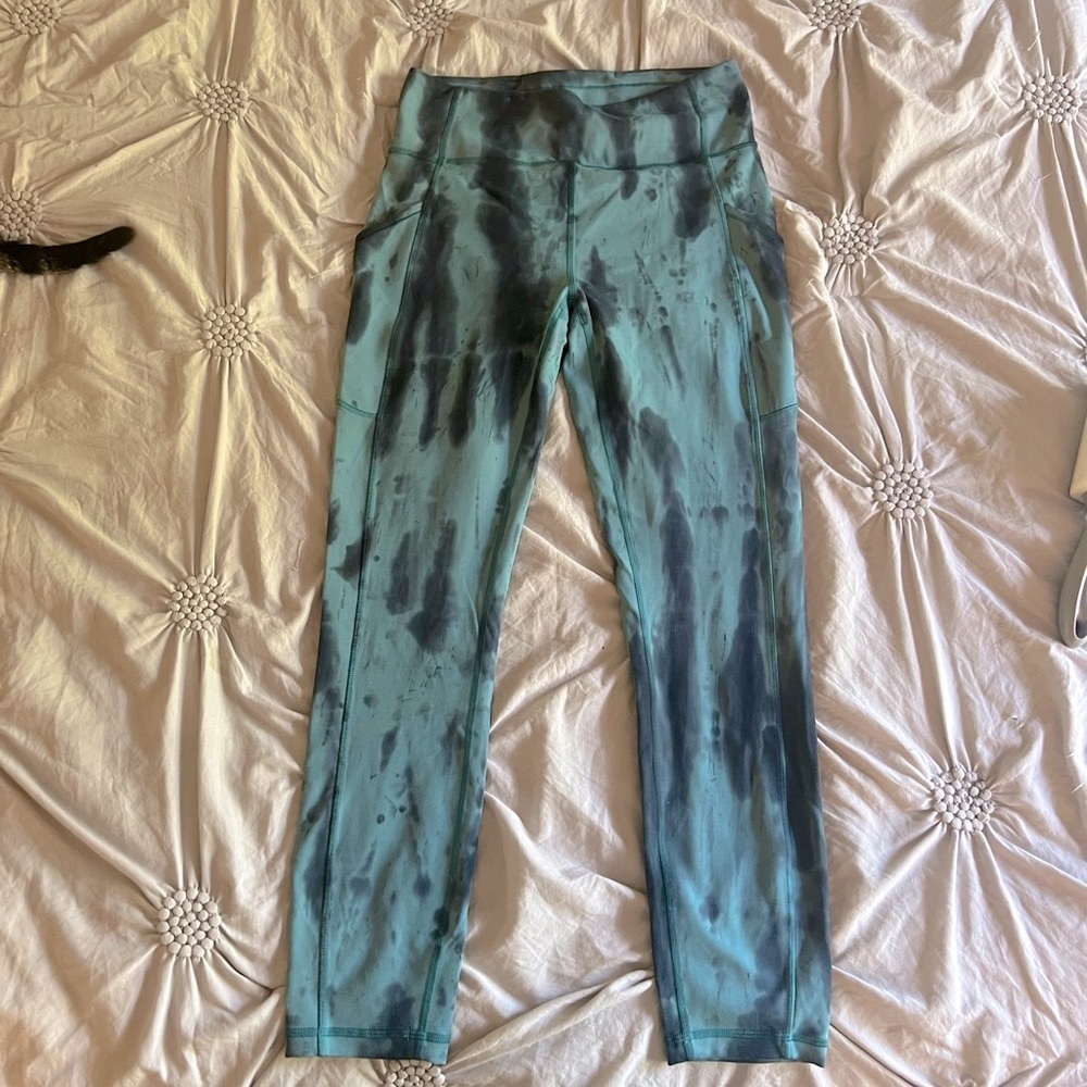 Lululemon Woman’s Blue tie dye leggings size 6!